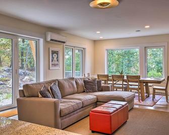 The Glabin Garrison Gem with Deck and Fire Pit! - Garrison - Sala de estar