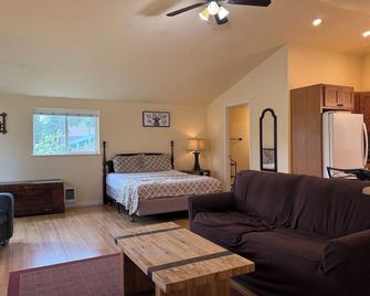 Beautiful Riverfront Studio Apartment Close To Glacier National Park! - Hungry Horse - Bedroom