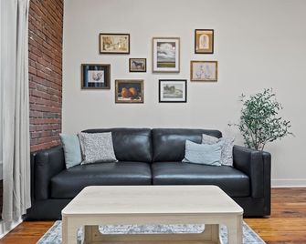 1087 1 Bedroom Walkable to T-Mobile, P&L, Streetcar + Pkg - Kansas City - Living room