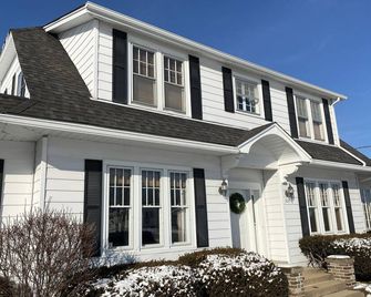 Hot Tub and Private Pool, 7 Bedroom, 4 Bathroom Home. Sleeps 16 comfortably. - Warrenton - Building