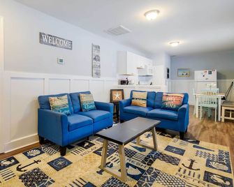 2 Mi to Barefoot Landing! 'Bailey's Beach Cottage' - North Myrtle Beach - Sala de estar