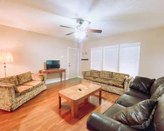 Small Town Indiana Getaway - Bedford - Living room
