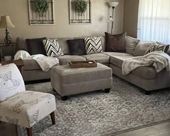 Home Sweet Vacation Home Sleeps 6 close to Shops & Restaurants High Speed Wi Fi - Beverly Hills - Sala de estar