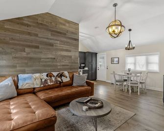 The Kings Cottage-Hot Tub! Pet Friendly! Fire pit, Outdoor Games, Close to Town - Saratoga Springs - Living room