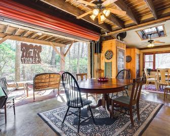 Jasper 7 Timbers Cabin on 10 Acres with a Creek! - Jasper - Eetruimte