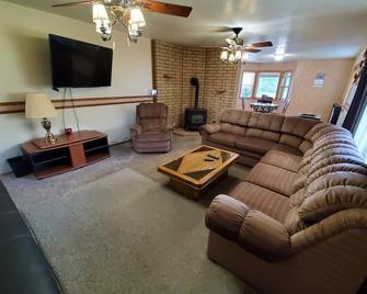 Clean-Comfortable-Country Home - Professional - Corporate Guests Always Welcome! - Vernal - Living room