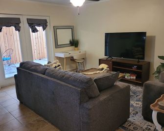 The Hummingbird- Stylish Retreat - Ozona - Obývací pokoj