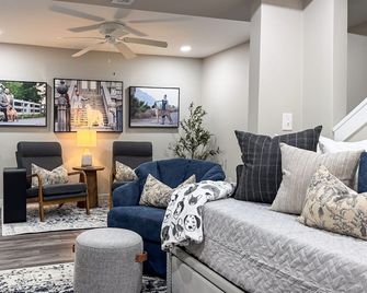 Pacific Bulldogger | 12 min to Purina Event Center, Fenced yard, Dog bonus room - Pacific - Living room