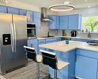 New Modern Lake Front on open water w/ New Dock - Mabank - Kitchen