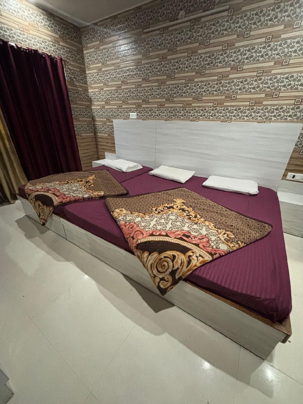 Hotel Shri Radha Niwas - קטרה - חדר שינה