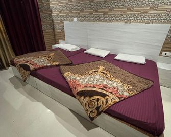 Hotel Shri Radha Niwas - קטרה - חדר שינה