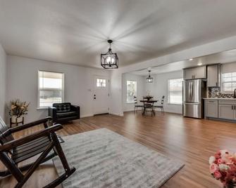 Close to main attractions and Down Town Fort worth - River Oaks - Pokój dzienny