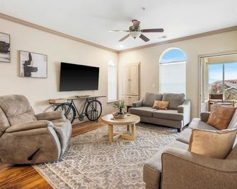 Glorious Relaxation - Golf Course Views - Branson - Living room