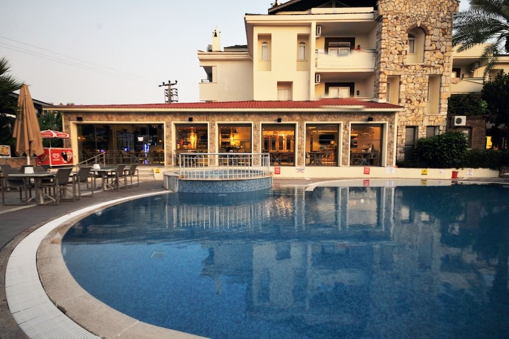 جرين بارك أبارتمنتس - مارماريس - حوض السباحة