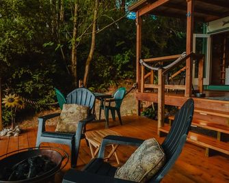 Glamping on the Puget Sound - Small Waterfront Cabin - Olympia - Patio