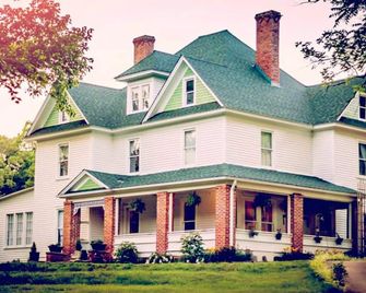 Historic Grain Cottage on Highland Cow Farm - Lake Lure - Building
