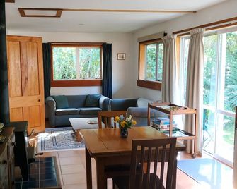 A comfortable, private, country apartment. 300mts walk to safe sandy beach. - Collingwood - Їдальня