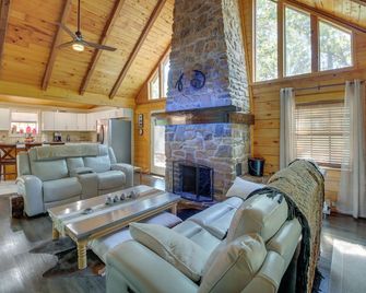 Hot Springs Cabin w/ Deck + Mountain Views! - Hot Springs Village - Sala de estar