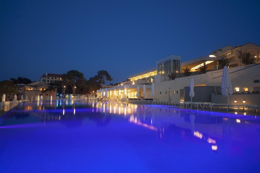 Apartments Punta - مالي لوسينج - حوض السباحة