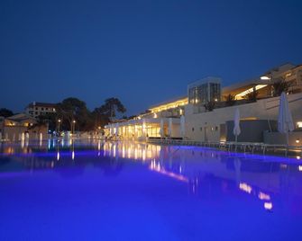 Apartments Punta - مالي لوسينج - حوض السباحة