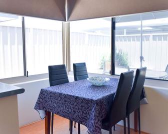 Bunbury Holiday / Contractors Unit / Short, Mid and Long Stay Unit - Bunbury - Dining room