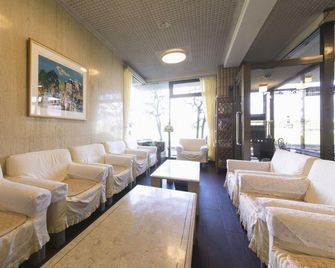 Business Hotel Kosanagi - Toyota - Salon
