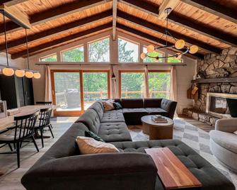 Mountainside Chalet | Modern, Spacious + Central! - Conway - Wohnzimmer