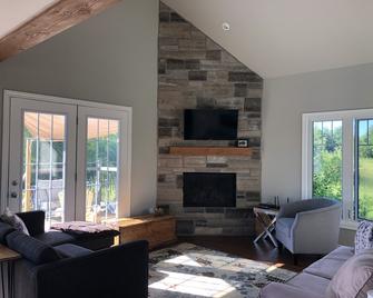 3 Bdrm Lakefront Cottage with Hot Tub In Blue Mountain - Duntroon - Sala de estar