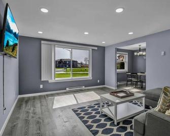 Lovely 2 bedroom apartment with free parking - North Tonawanda - Living room