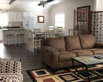 Birds' Eye- 3/2 - Walk to dining etc., A/C, Wi-Fi, Smart TV, Patio. - Westfield - Sala de estar