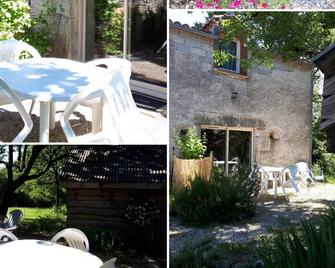 Lodging T3 of character with swimming pool. - Bellefont-la-Rauze - Patio
