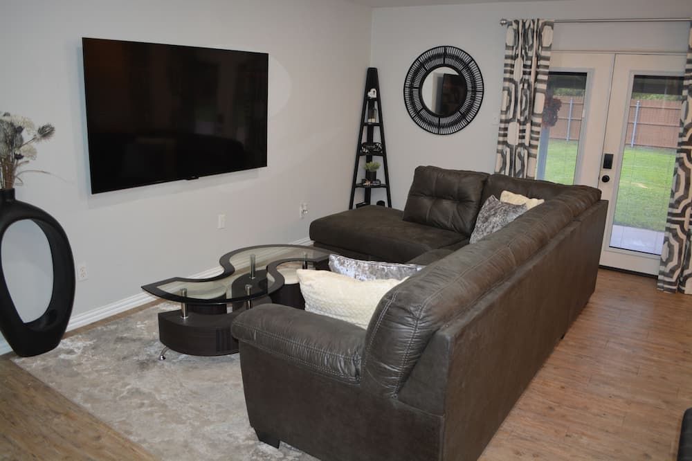 Central World Cup Retreat Ac Patio - Forest Hill - Living room