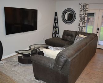 Central World Cup Retreat – Ac & Patio - Forest Hill - Living room