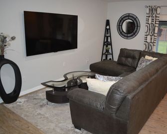 Central World Cup Retreat Ac Patio - Forest Hill - Living room