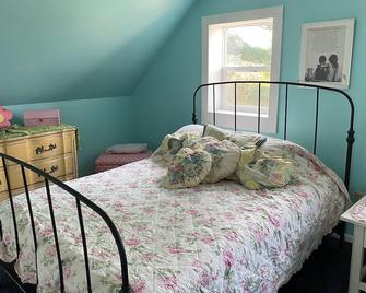 Charming 2-bedroom farmhouse upper level in peaceful Saint Croix Falls - Saint Croix Falls - Habitación