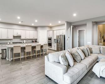 Marana Home with Pool Access and Mountain Views! - Marana - Living room