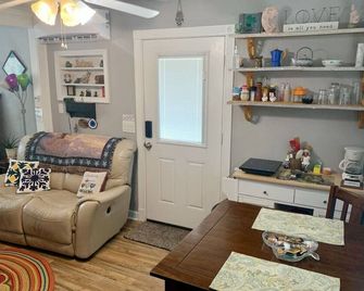 Unique cozy studio - Winter Haven - Living room