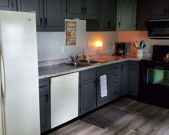 Enjoy this 2 bedroom, 1 bath, cozy lake side house located on Lake Onalaska. - Onalaska - Kitchen