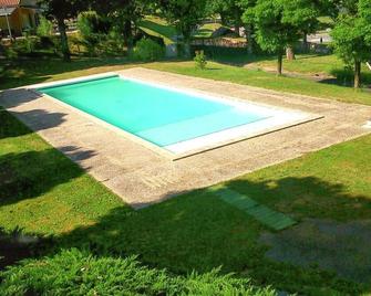 Bungalow charmant à Rochechouart avec vue sur lac - Rochechouart - Piscine