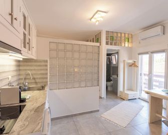 Eressian Lodgings | Cozy Central Studio Steps from the Beach - Eresos - Cocina