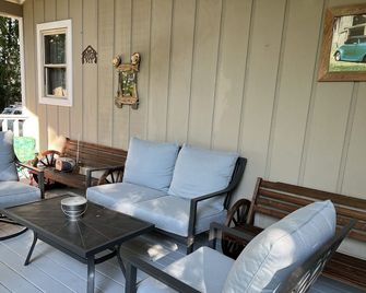 Relax on the Caddo - Caddo Gap - Living room