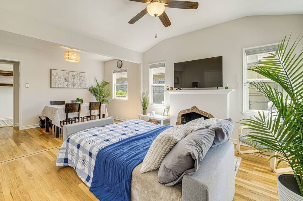 Walk to Dtwn San Jose & Sjsu: Charming + Cozy Gem! - San Jose - Living room