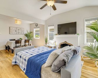 Walk to Dtwn San Jose & Sjsu: Charming + Cozy Gem! - San Jose - Living room
