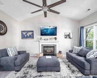 Cozy Industrial Kildaire Farms Home- near Downtown - Cary - Living room