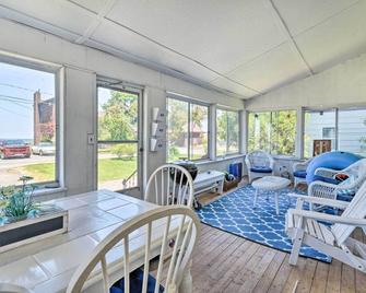 Hilton Lake Getaway with Over-the-Water Deck! - Hilton - Balcony