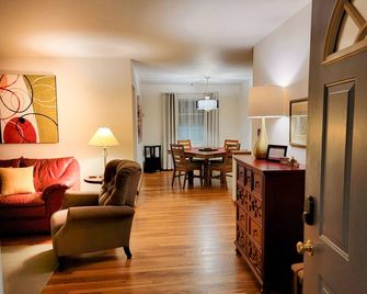 Solitude in the City! Beautiful home, easy access to all Columbus! 1/2 Acre Lot! - Columbus - Wohnzimmer