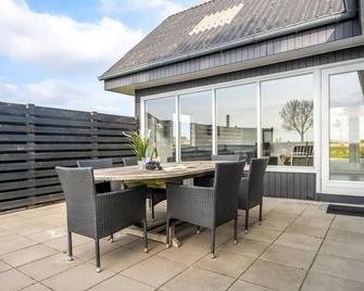 Two-Bedroom Holiday Home In Hesselager - Hesselager - Patio