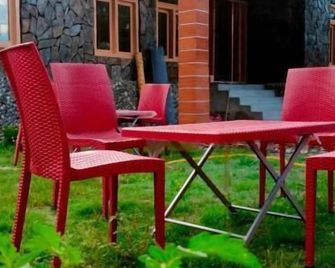 Vantage Hotel Skardu - Skārdu - Patio