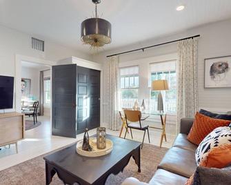 St Johns Cottage - Pensacola - Living room