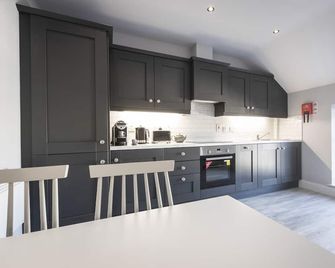 Superior Apartment with Street View at Rooms at the Lower House - Dungannon - Keuken